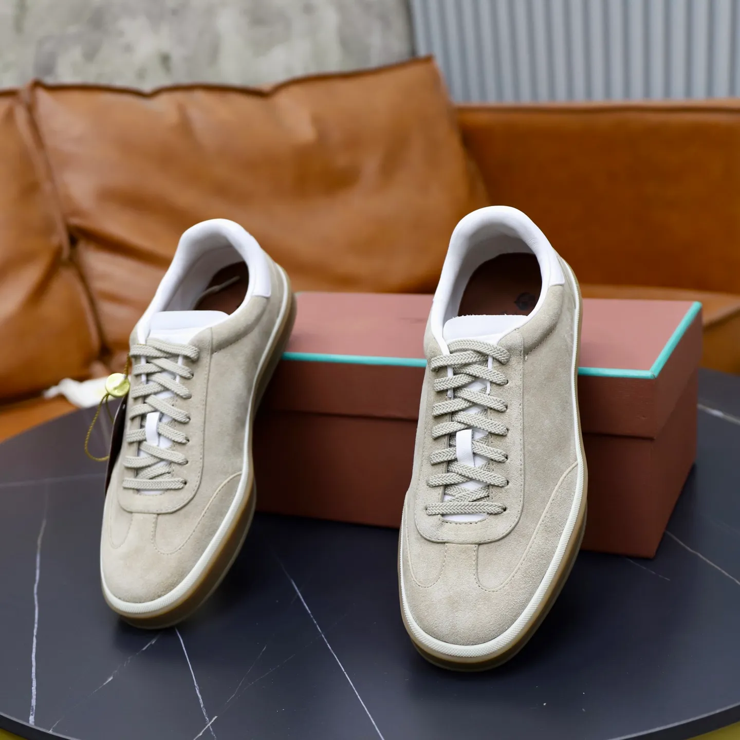 Ex-factory price: 560💰Loro Riana men’s moral training sneakers! Made from high-quality materials and designed in a low-cut silhouette, it offers an elegant and stylish look that's suitable for year-round wear. The unique double-layer sole aesthetic design, caramel cup-shaped outsole is decorated with off-white rubber trim, creating an attractive color combination. Pair with tailored pieces or jeans for a sophisticated yet casual look. The heel is decorated with soft cow leather tongue with Kummel color inserts and cotton laces with embossed LP logo. Upper: cow split suede. Lining: original thickened soft sheepskin. Size: 38-39-40-41-42-43-44 (customized in 45.46)